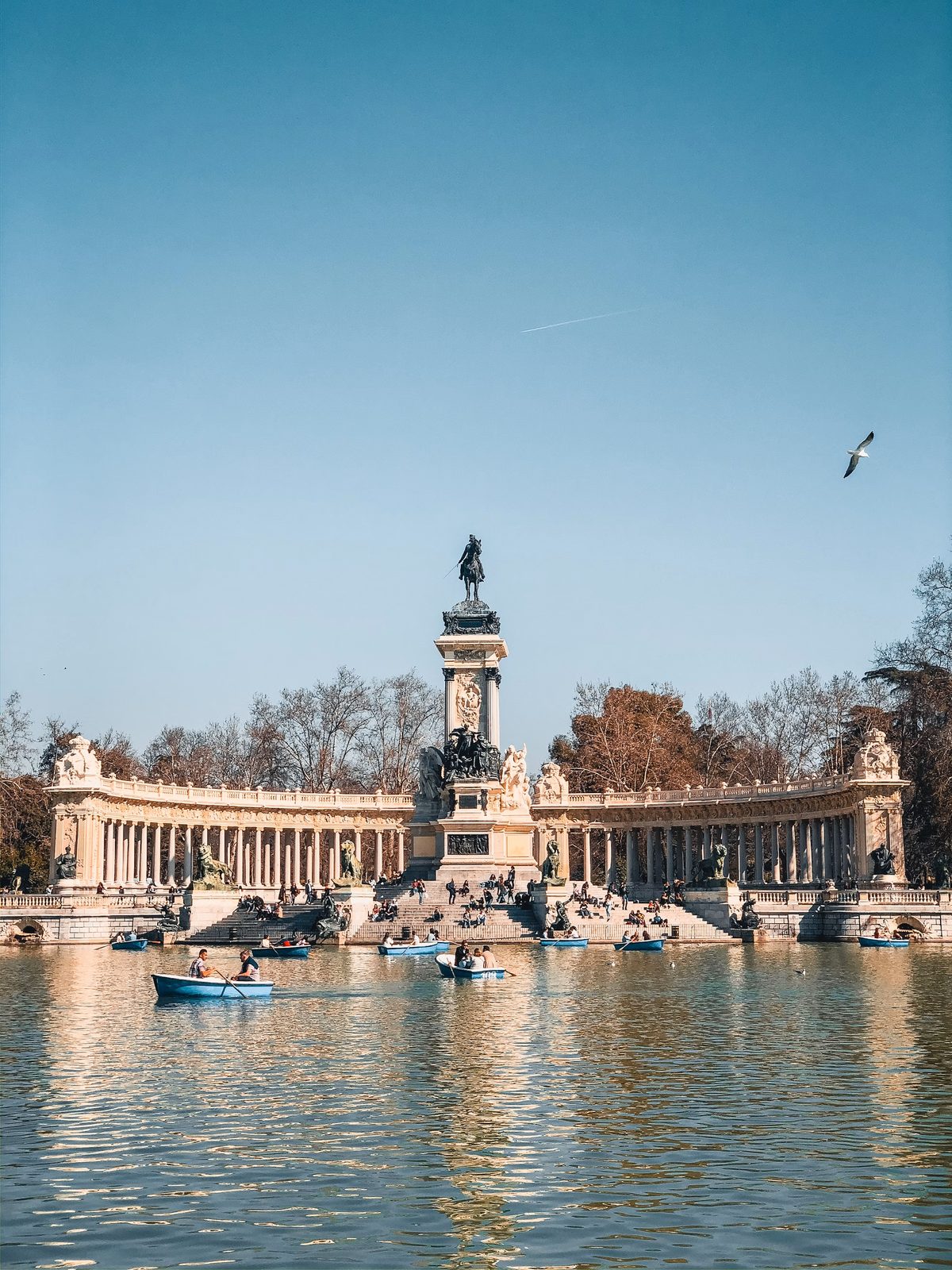 Guía turística acompañando a un grupo de viajeros